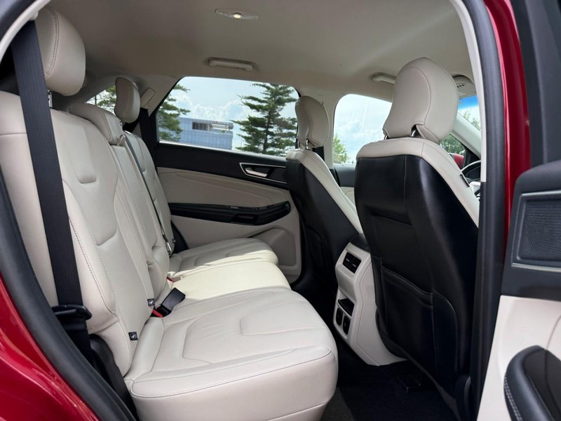 Ford Edge Vehicle Full-screen Gallery Image 11