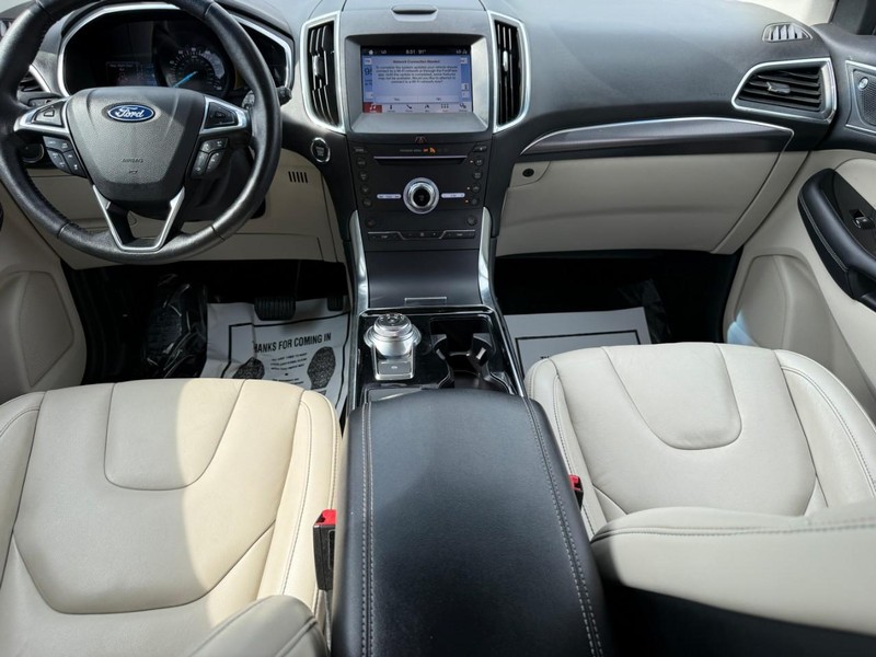 Ford Edge Vehicle Full-screen Gallery Image 12