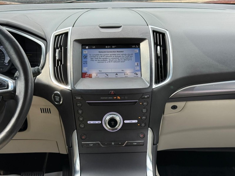 Ford Edge Vehicle Full-screen Gallery Image 14
