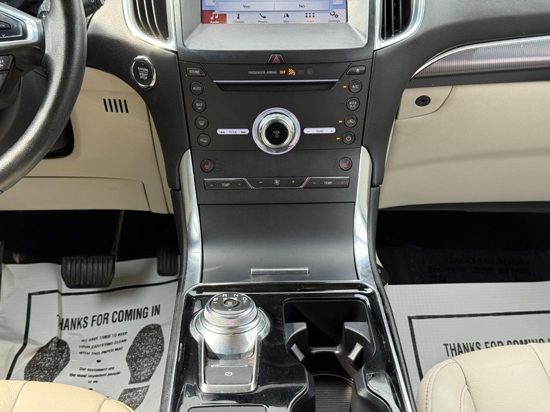 Ford Edge Vehicle Full-screen Gallery Image 15