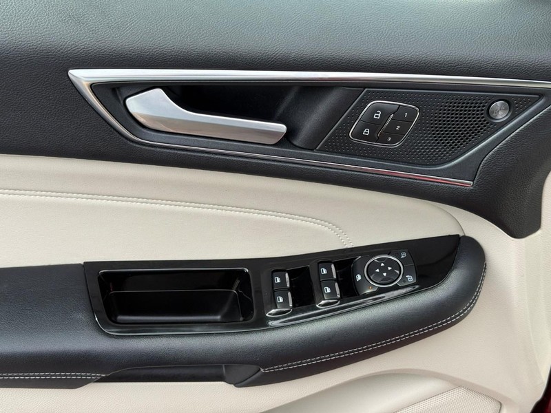 Ford Edge Vehicle Full-screen Gallery Image 16