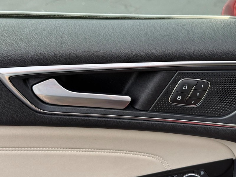 Ford Edge Vehicle Full-screen Gallery Image 17