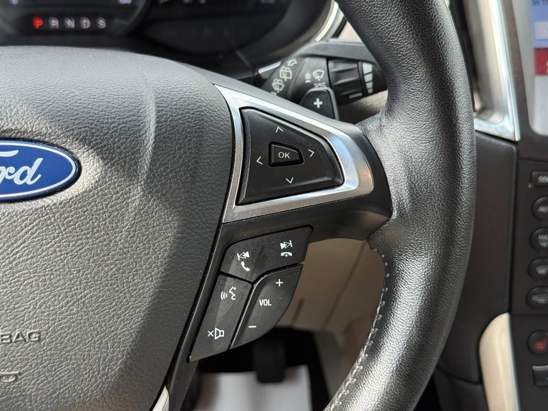 Ford Edge Vehicle Full-screen Gallery Image 21