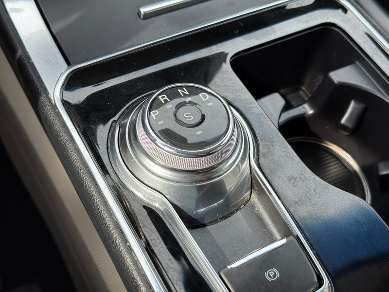 Ford Edge Vehicle Full-screen Gallery Image 23