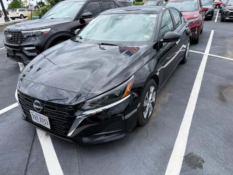 Nissan Altima Vehicle Full-screen Gallery Image 2