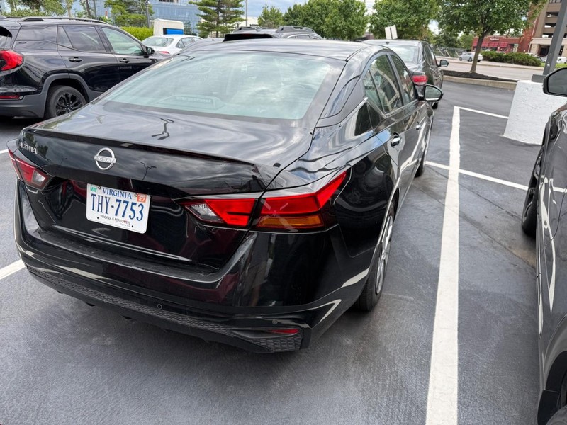 Nissan Altima Vehicle Full-screen Gallery Image 3