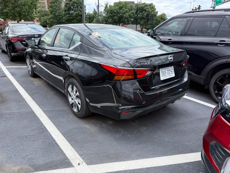 Nissan Altima Vehicle Full-screen Gallery Image 4