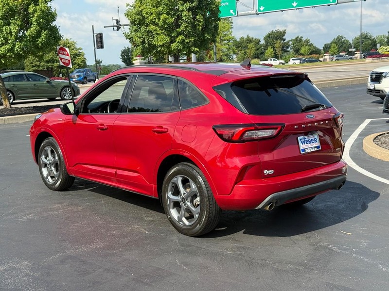Ford Escape Vehicle Full-screen Gallery Image 3