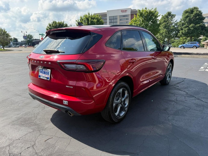 Ford Escape Vehicle Full-screen Gallery Image 8