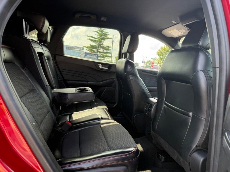 Ford Escape Vehicle Full-screen Gallery Image 11