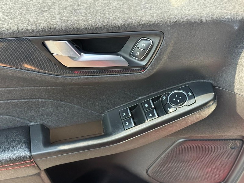 Ford Escape Vehicle Full-screen Gallery Image 17