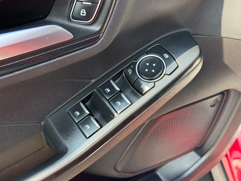 Ford Escape Vehicle Full-screen Gallery Image 18