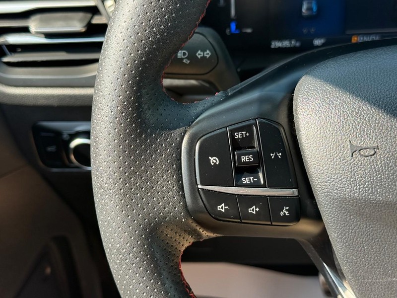 Ford Escape Vehicle Full-screen Gallery Image 21