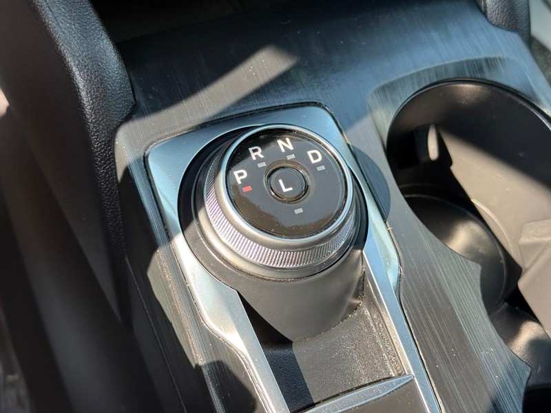 Ford Escape Vehicle Full-screen Gallery Image 24