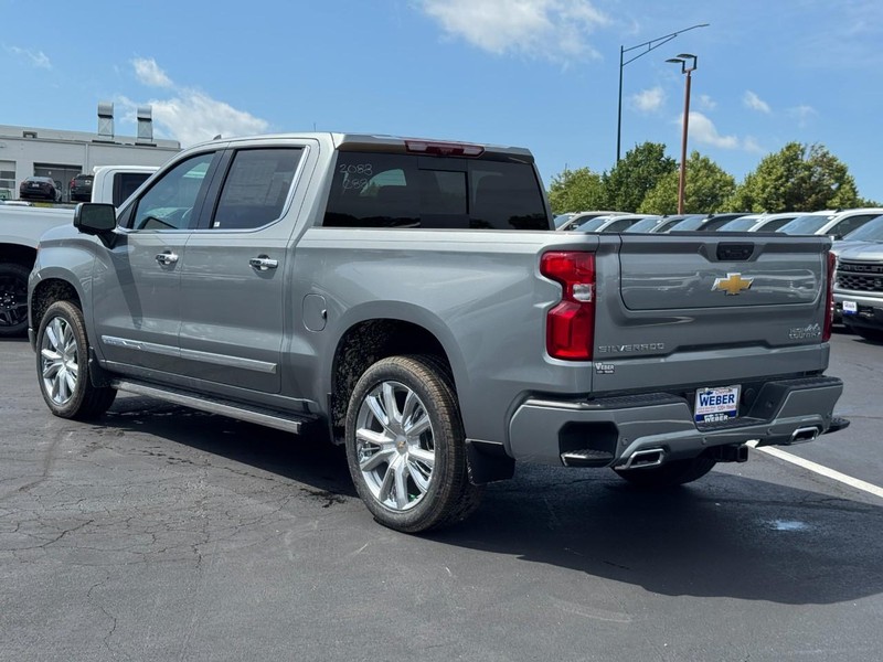 Chevrolet Silverado 1500 Vehicle Full-screen Gallery Image 3