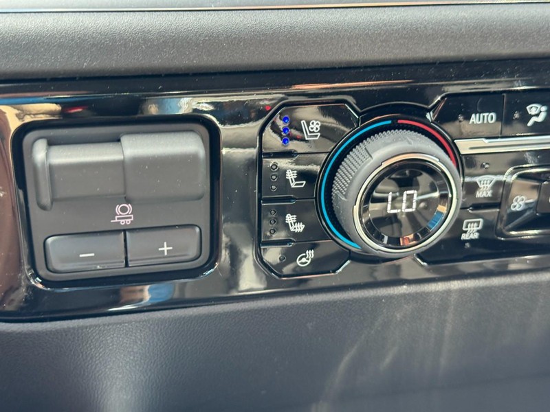 Chevrolet Silverado 1500 Vehicle Full-screen Gallery Image 12