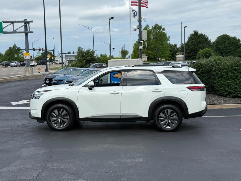 Nissan Pathfinder Vehicle Full-screen Gallery Image 2