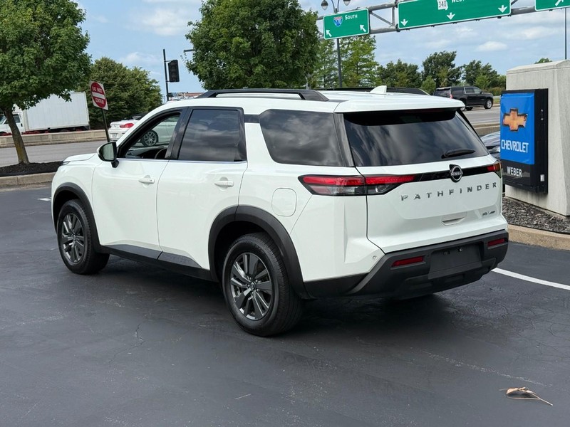 Nissan Pathfinder Vehicle Full-screen Gallery Image 3