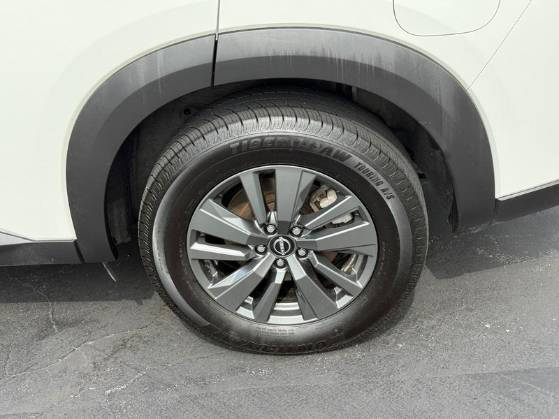Nissan Pathfinder Vehicle Full-screen Gallery Image 4