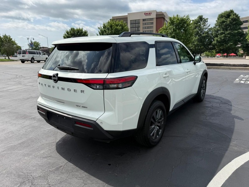Nissan Pathfinder Vehicle Full-screen Gallery Image 8