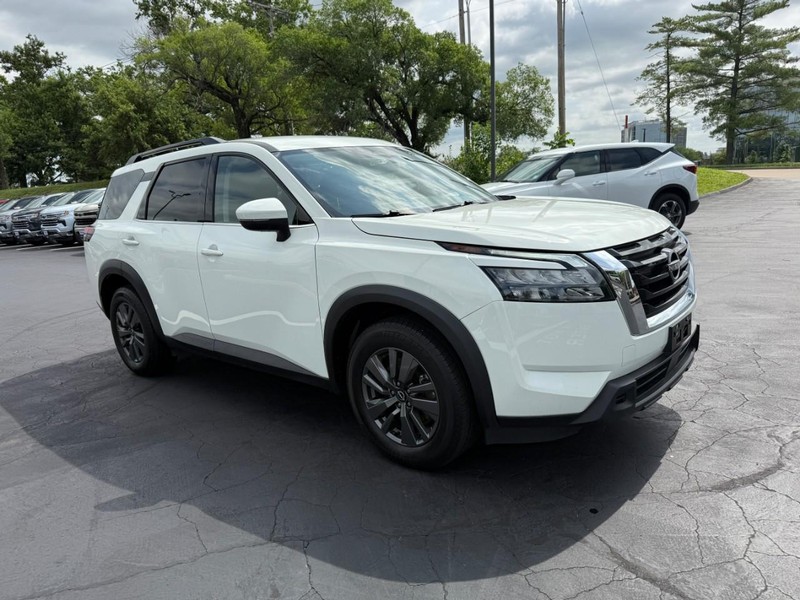 Nissan Pathfinder Vehicle Full-screen Gallery Image 9