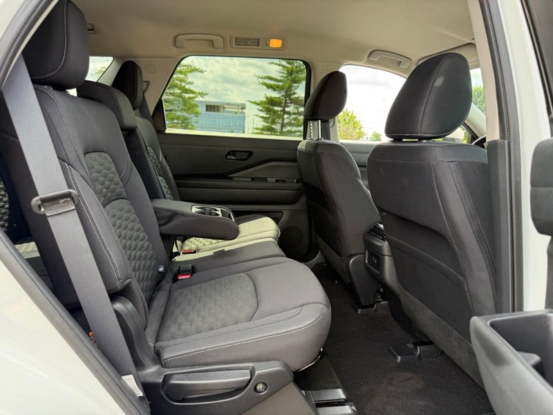 Nissan Pathfinder Vehicle Full-screen Gallery Image 11