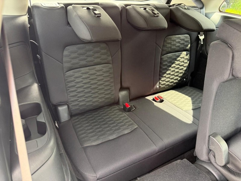 Nissan Pathfinder Vehicle Full-screen Gallery Image 12