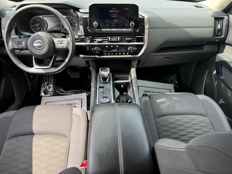 Nissan Pathfinder Vehicle Full-screen Gallery Image 13