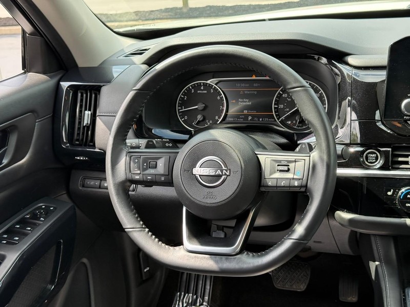 Nissan Pathfinder Vehicle Full-screen Gallery Image 14