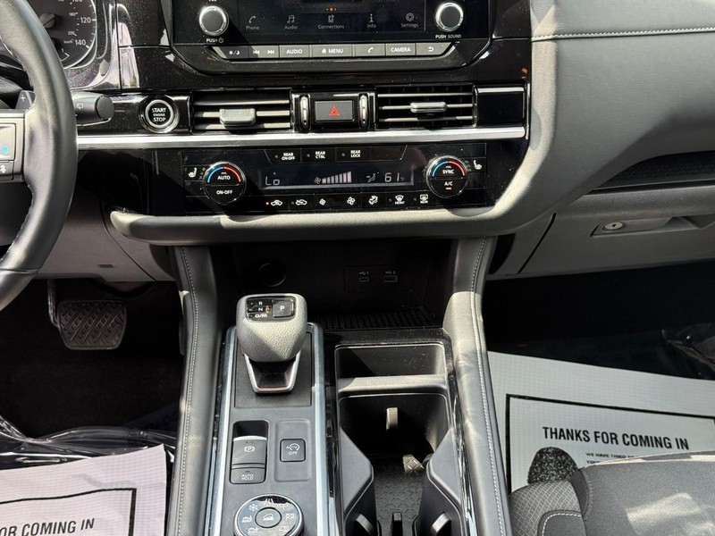 Nissan Pathfinder Vehicle Full-screen Gallery Image 16