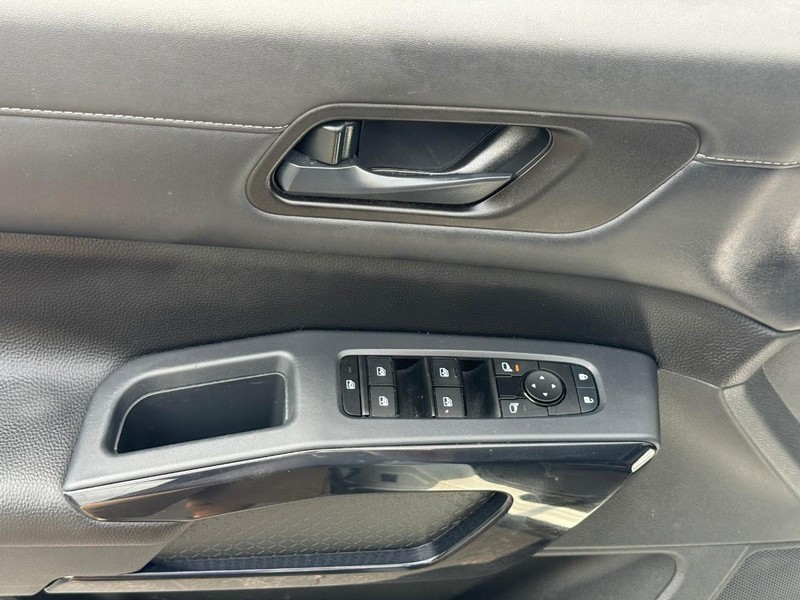 Nissan Pathfinder Vehicle Full-screen Gallery Image 17
