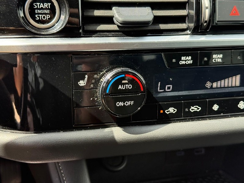 Nissan Pathfinder Vehicle Full-screen Gallery Image 24