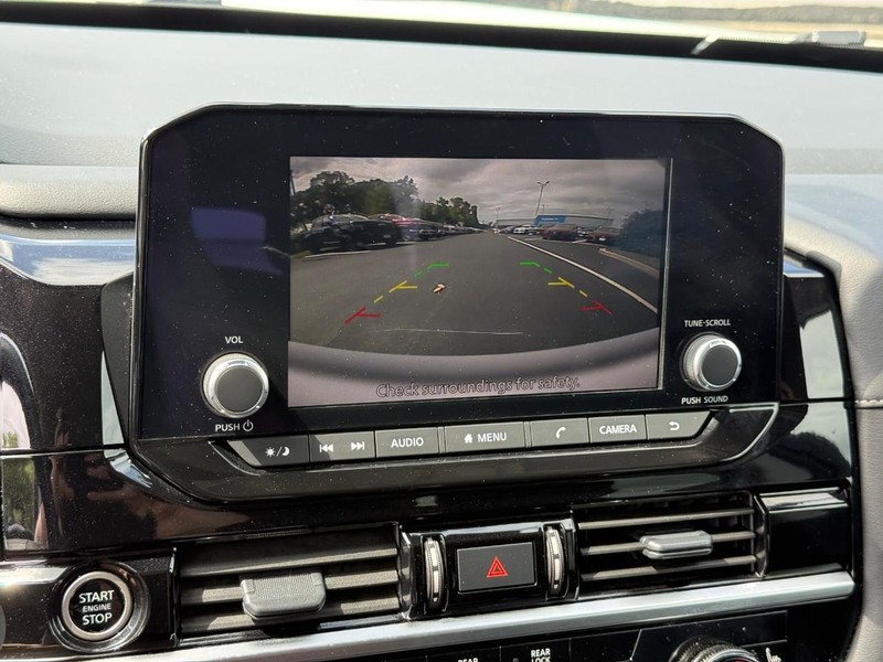 Nissan Pathfinder Vehicle Full-screen Gallery Image 25