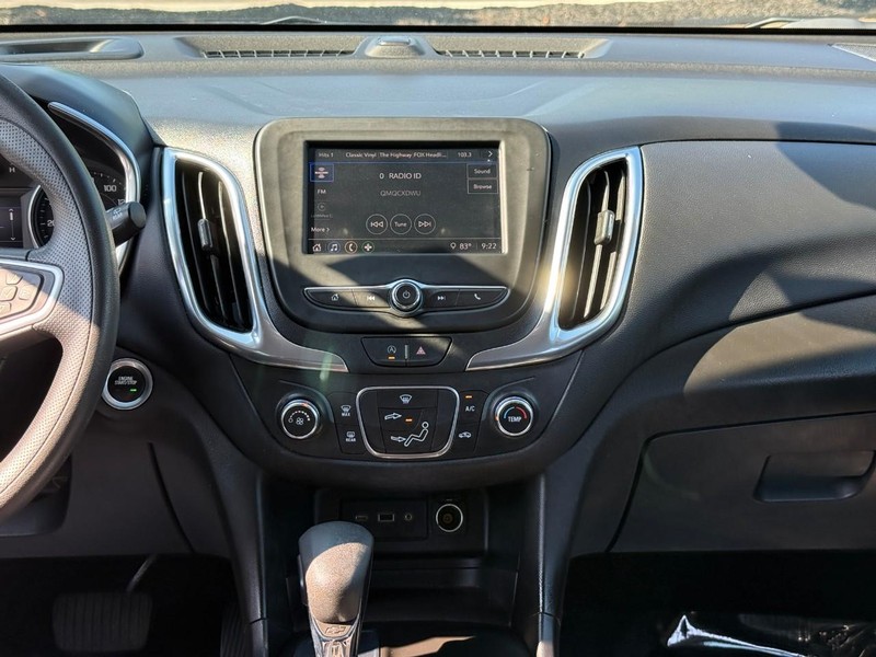 Chevrolet Equinox Vehicle Full-screen Gallery Image 14