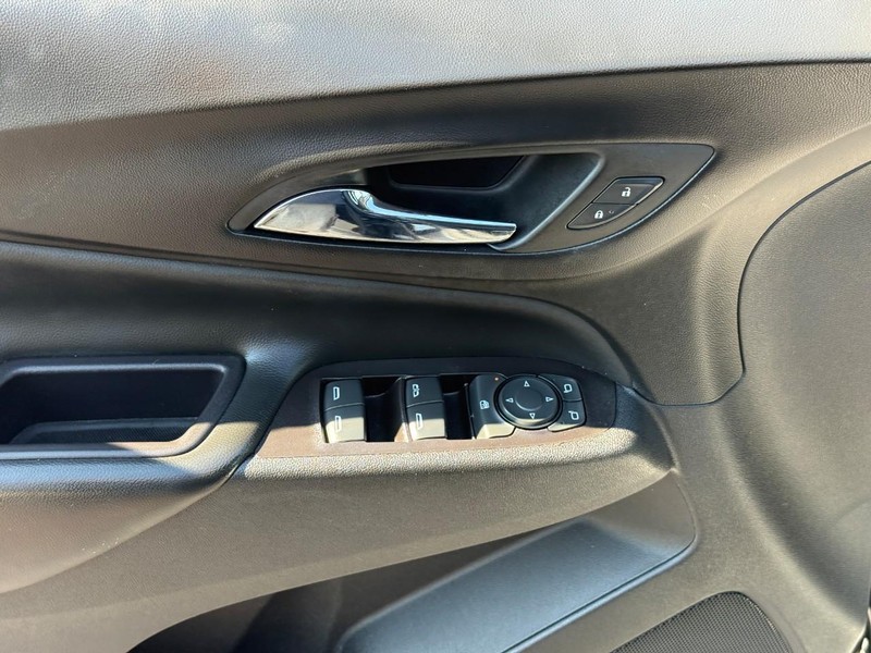 Chevrolet Equinox Vehicle Full-screen Gallery Image 16