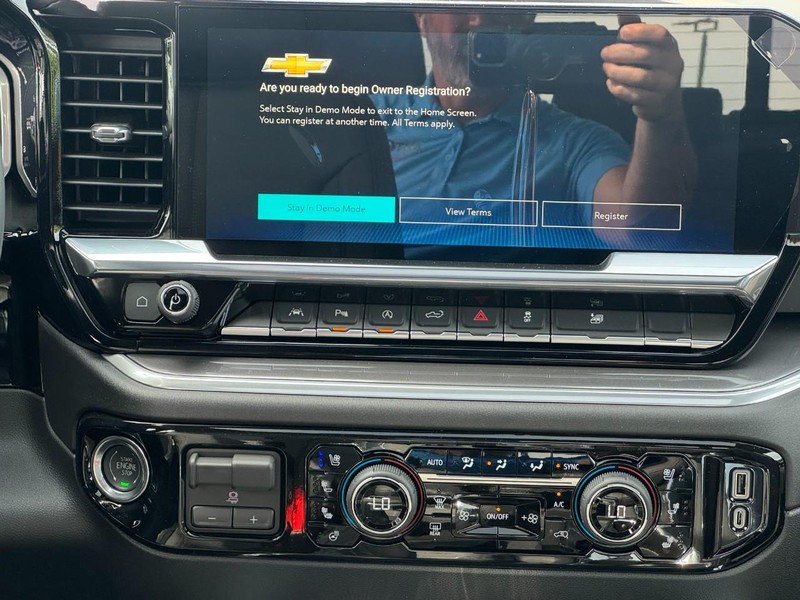 Chevrolet Silverado 1500 Vehicle Full-screen Gallery Image 8