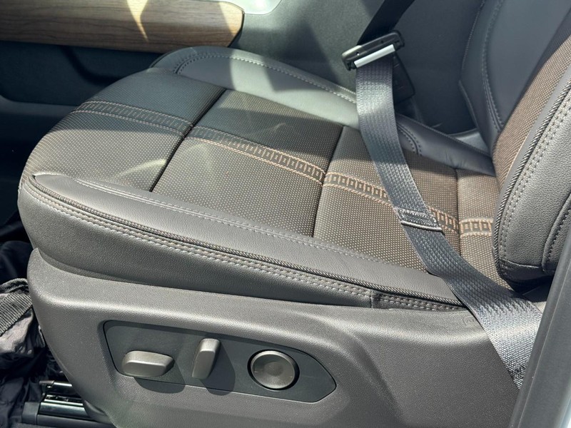 Chevrolet Silverado 1500 Vehicle Full-screen Gallery Image 12