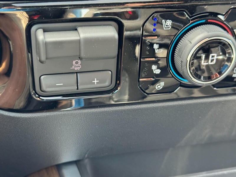 Chevrolet Silverado 1500 Vehicle Full-screen Gallery Image 17