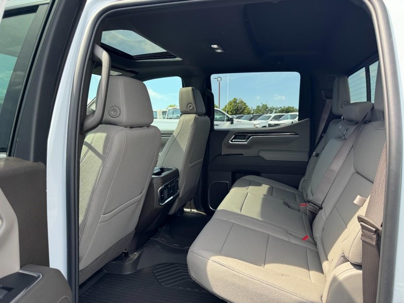 Chevrolet Silverado 1500 Vehicle Full-screen Gallery Image 4