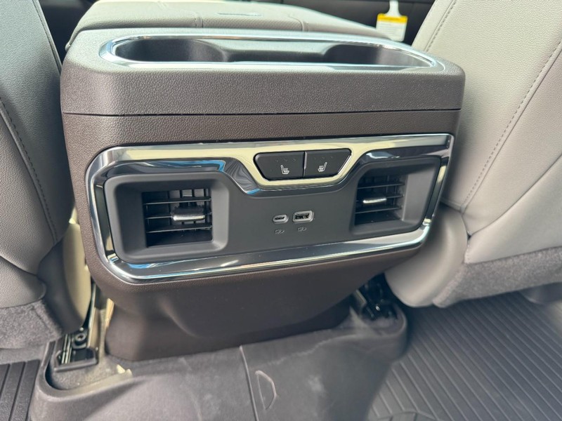 Chevrolet Silverado 1500 Vehicle Full-screen Gallery Image 9