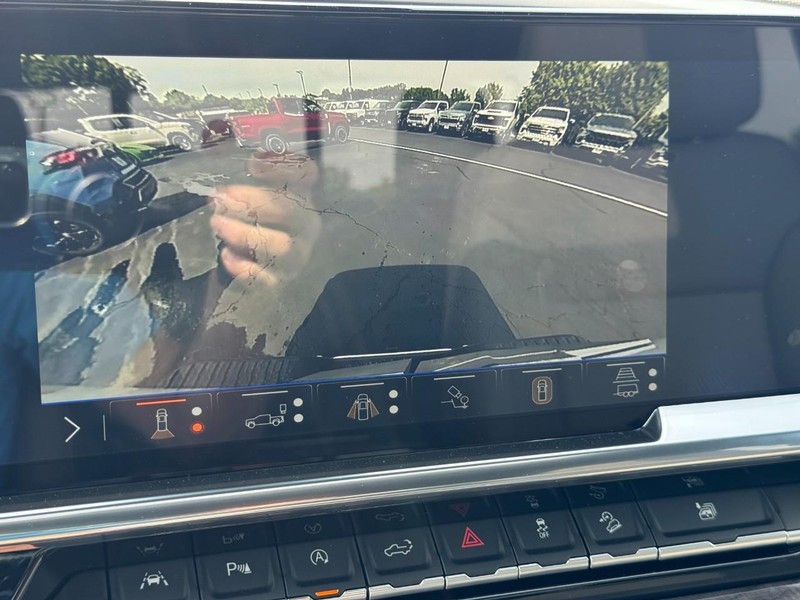 Chevrolet Silverado 1500 Vehicle Full-screen Gallery Image 16