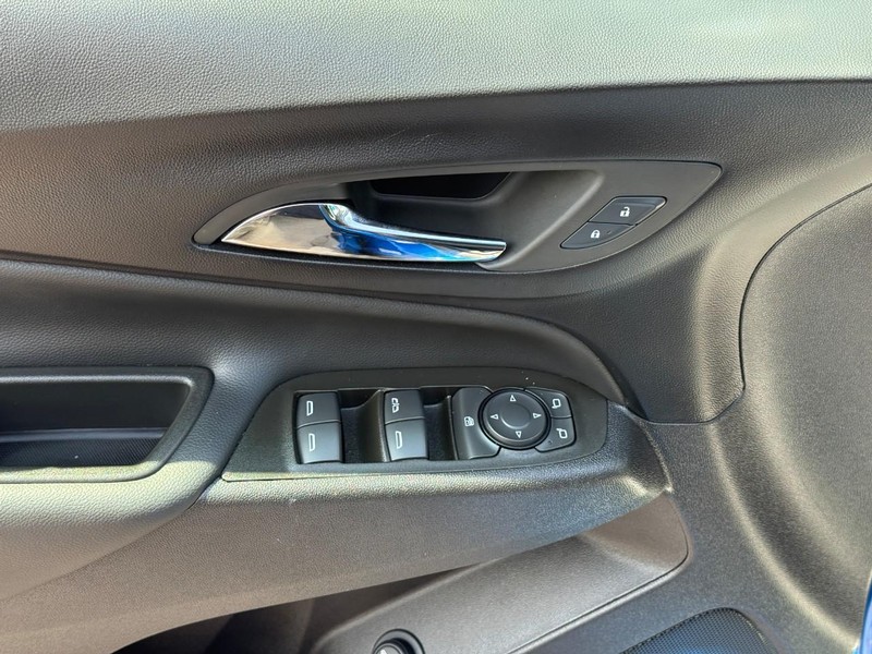 Chevrolet Equinox Vehicle Full-screen Gallery Image 15