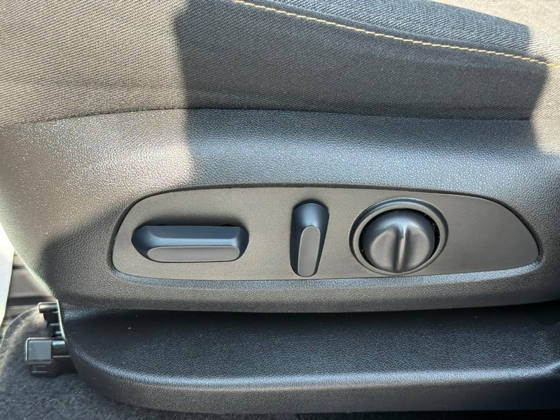 Chevrolet Equinox Vehicle Full-screen Gallery Image 17
