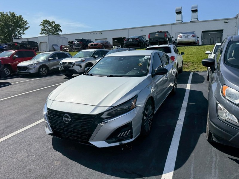 Nissan Altima Vehicle Full-screen Gallery Image 2