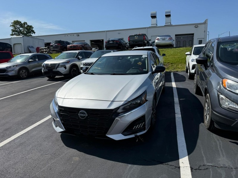 Nissan Altima Vehicle Full-screen Gallery Image 3