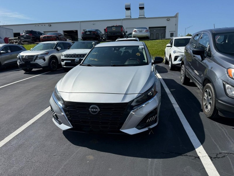 Nissan Altima Vehicle Full-screen Gallery Image 4