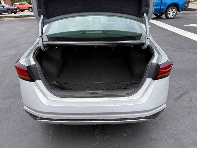 Nissan Altima Vehicle Full-screen Gallery Image 6