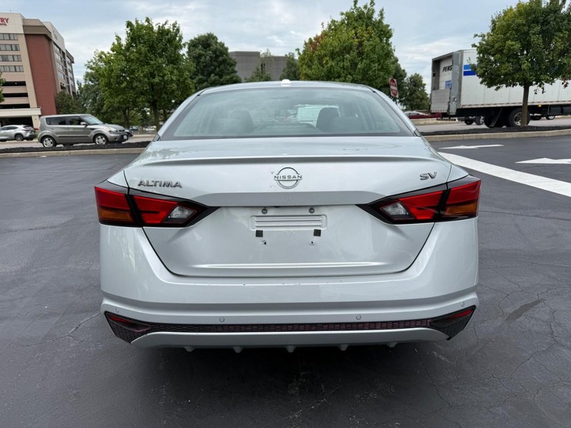 Nissan Altima Vehicle Full-screen Gallery Image 7