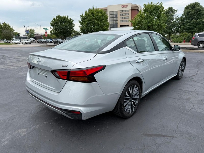 Nissan Altima Vehicle Full-screen Gallery Image 8