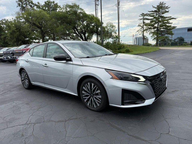 Nissan Altima Vehicle Full-screen Gallery Image 9